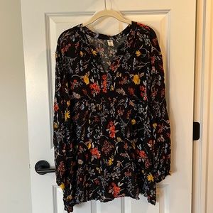 Old Navy blouse size 4X. Black with fall foliage print